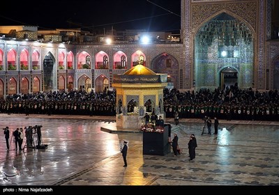 در این مراسم جمع کثیری از خدام و زائران و مجاوران بارگاه منور رضوی حضور داشته و مراسم خطبه‌خوانی شب عاشورا را برگزار کردند.