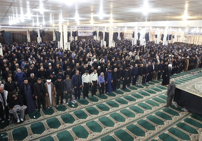 نماز ظهر عاشورا با حضور عزاداران حسینی در بوشهر اقامه شد