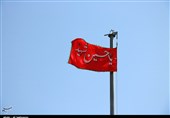پرچم سرخ حسینی همزمان با روز عاشورا در سمنان به اهتزاز درآمد + تصاویر