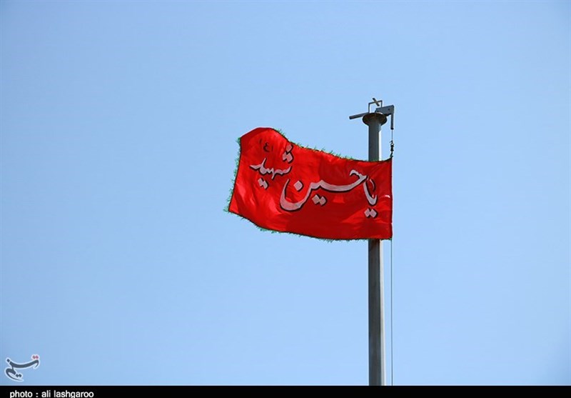 پرچم سرخ حسینی همزمان با روز عاشورا در سمنان به اهتزاز درآمد + تصاویر