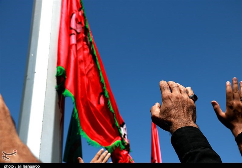 اهتزاز پرچم سرخ حسینی همزمان با روز عاشورا در سمنان به روایت تصویر