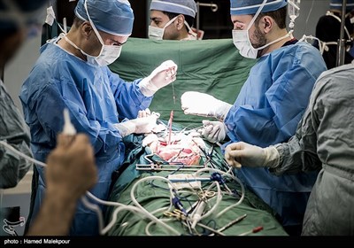 پسر بچه ٩ ساله یزدی در بیمارستان شهید رهنمون یزد وارد اتاق عمل شده و عمل خارج کردن قلب او در حال انجام است.