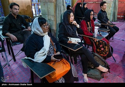 حضور گردشگران خارجی در مراسم‌ عزاداری عاشورای حسینی در مسجد حظیره یزد 