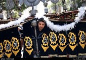 دسته ی عزاداری ظهر عاشورا در محله پیروزی