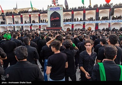 مردم عزادار اشکذر طبق سنت هرساله مراسم نخل برداری را در عصر روز عاشورا در حسینیه سفید اشکذر برگزار کردند.
