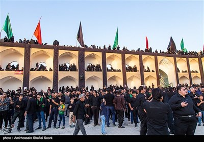 مردم عزادار اشکذر طبق سنت هرساله مراسم نخل برداری را در عصر روز عاشورا در حسینیه سفید اشکذر برگزار کردند.