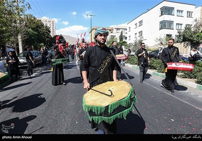 عزاداری جمع کثیری از مردم در منطقه سعادت آباد تهران