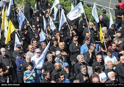 عزاداری جمع کثیری از مردم در منطقه سعادت آباد تهران