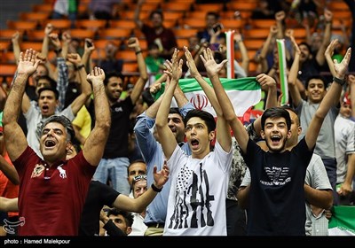 تماشاگران دیدار تیم‌های والیبال ایران و سریلانکا - مسابقات قهرمانی آسیا