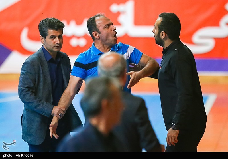 اصفهان| سرمربی تیم فوتسال گیتی‌پسند: داوران با تیم‌ها برخورد دوگانه دارند