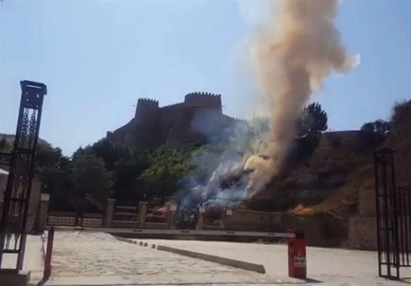 آتش سوزی در اطراف «قلعه فلک الافلاک»؛ خسارتی به یادگار دوره ساسانیان وارد نشد