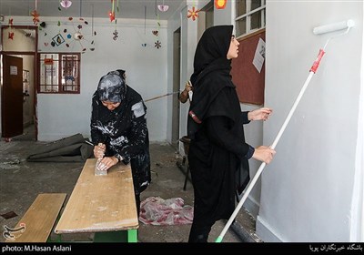 رنگ آمیزی مدرسه توسط دختران گروه جهادی ضحی