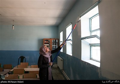 رنگ آمیزی مدرسه توسط دختران گروه جهادی ضحی