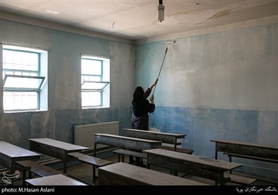 رنگ آمیزی مدرسه توسط دختران گروه جهادی ضحی