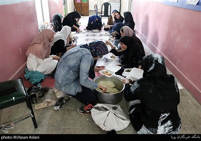 اعضای گروه جهادی ضحی در حال صرف ناهار در مدرسه 