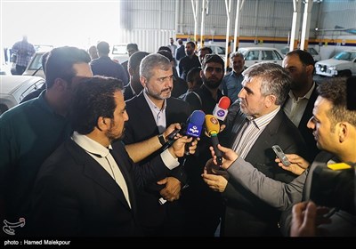 ميرجواد‌‌ سلیمانی مدیرعامل ساپیا و علی القاصی‌مهر دادستان عمومی و انقلاب تهران در بازدید از انبار خودروهای دپو شده سایپا - بزرگراه فتح