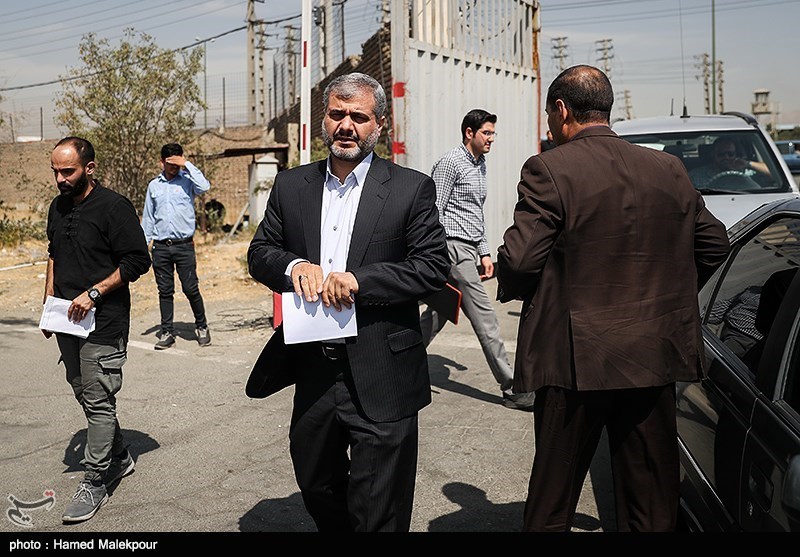 بازدید علی القاصی‌مهر دادستان عمومی و انقلاب تهران از انبار خودروهای دپو شده سایپا در بزرگراه فتح
