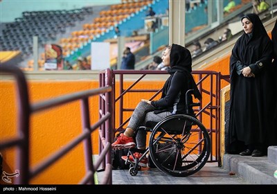  سارا عبدالمالکی عضو سابق تیم ملی راگبی در حال تماشای دیدار تیم های والیبال ایران و چین