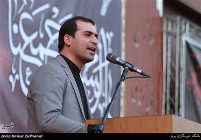حمیدرضا برقعی شاعر در اجتماع بزرگ عاشقان اربعین حسینی