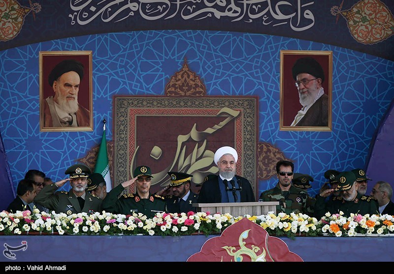روحانی در رژه 31 شهریور: حاضریم از خطاهای گذشته همسایگان بگذریم/ نسبت‌دادن حوادث منطقه به ایران دروغ است