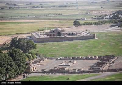 کوه بیستون در ۳۲ کیلومتری شهرکرمانشاه قرار دارد. سنگ‌نبشته بیستون به فرمان داریوش بر روی کوه به خط میخی اکدی، عیلامی و پارسی باستان نوشته شده. ۲۸ اثر از آثار تاریخی کوه بیستون در فهرست آثار ملی و ۱۳ اثر همراه سنگ‌نبشته به ثبت جهانی رسیده است. 