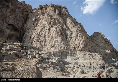 کوه بیستون در ۳۲ کیلومتری شهرکرمانشاه قرار دارد. سنگ‌نبشته بیستون به فرمان داریوش بر روی کوه به خط میخی اکدی، عیلامی و پارسی باستان نوشته شده. ۲۸ اثر از آثار تاریخی کوه بیستون در فهرست آثار ملی و ۱۳ اثر همراه سنگ‌نبشته به ثبت جهانی رسیده است. 