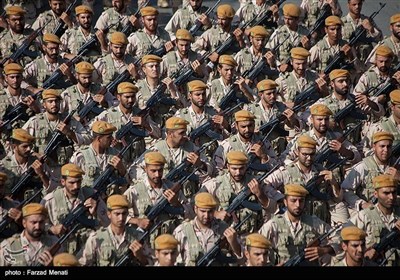 استعراض عسكري في أرجاء ایران بمناسبة اسبوع الدفاع المقدس