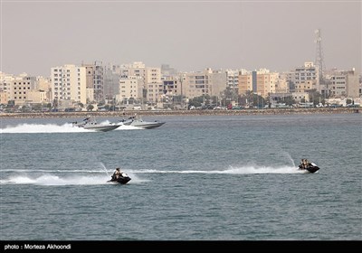 عرض عسكري لسفن ومقاتلات الجيش وحرس الثورة الاسلامية في بندر عباس