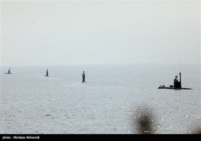 عرض عسكري لسفن ومقاتلات الجيش وحرس الثورة الاسلامية في بندر عباس