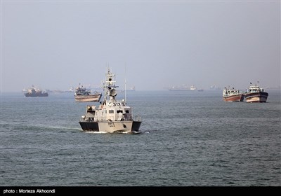 عرض عسكري لسفن ومقاتلات الجيش وحرس الثورة الاسلامية في بندر عباس