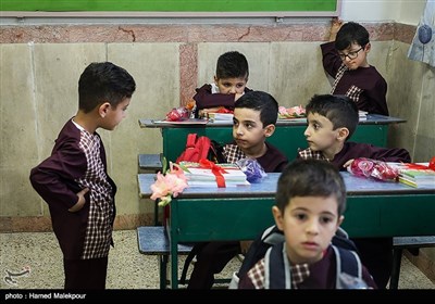 جشن شکوفه‌ها در دبستان تشیع نازی‌آباد