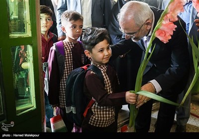 محسن حاجی میرزایی وزیر آموزش و پرورش در جشن شکوفه‌ها - دبستان تشیع نازی‌آباد