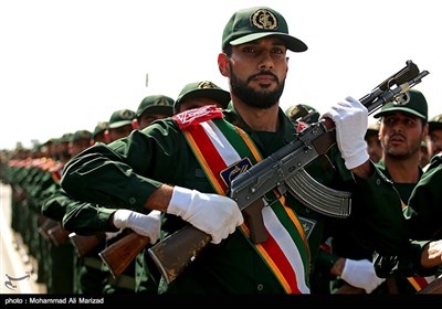 استعراض عسكري في أرجاء ایران بمناسبة اسبوع الدفاع المقدس