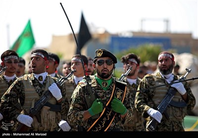 مراسم رژه نیروهای مسلح استان در نخستین روز هفته دفاع مقدس در قم 