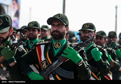 همزمان با آغاز نخستین روز از هفته دفاع مقدس، یگان های نیروهای مسلح خوزستان در اهواز روز یکشنبه با برپایی رژه حماسی همزمان با سراسر کشور، اقتدار و توان رزمی خود را به نمایش گذاشتند