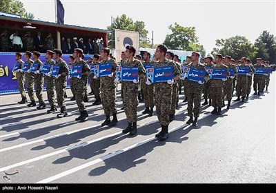 مراسم رژه نیروهای مسلح استان در نخستین روز هفته دفاع مقدس در قزوین