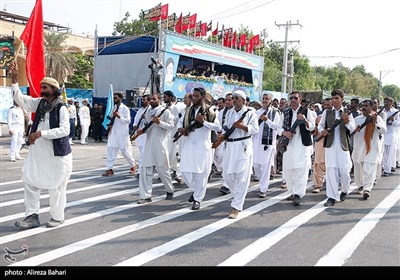 مراسم رژه نیروهای مسلح استان در نخستین روز هفته دفاع مقدس در بندرعباس