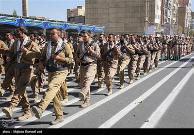 مراسم رژه نیروهای مسلح استان در نخستین روز هفته دفاع مقدس در ارومیه