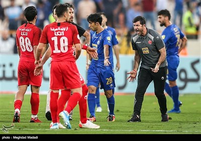 کریم باقری هنگام درگیری بازیکنان دو تیم استقلال و پرسپولیس