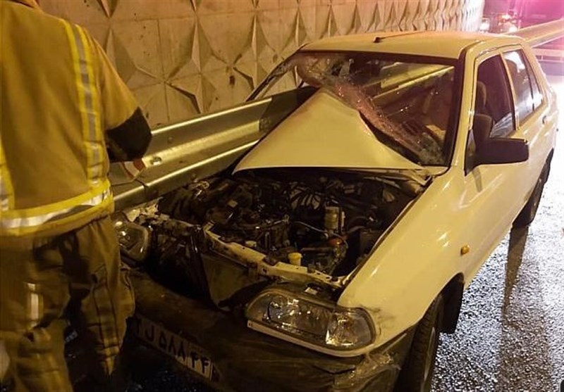 تهران| نجات راننده از مرگ پس از ورود گاردریل به پراید+ تصاویر