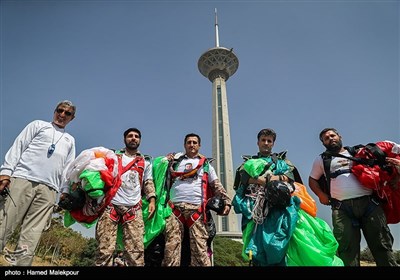 چتربازان نیروهای مسلح پس از پرش بِیس جامپ از برج میلاد تهران