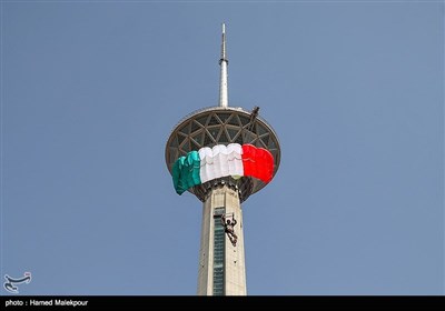 پرش چتربازان نیروهای مسلح از برج میلاد تهران