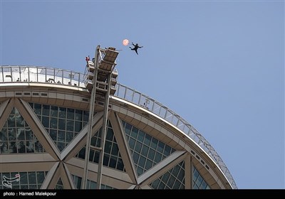 پرش چتربازان نیروهای مسلح از برج میلاد تهران