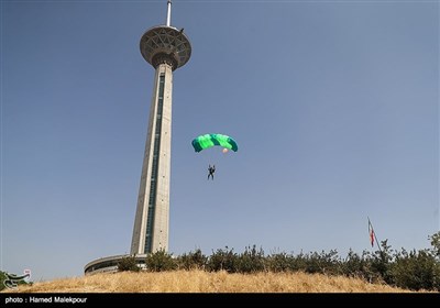 `پرش چتربازان نیروهای مسلح از برج میلاد تهران