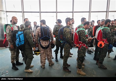 آماده‌سازی چتربازان نیروهای مسلح برای پرش بِیس جامپ از برج میلاد تهران