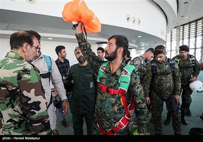 آماده‌سازی چتربازان نیروهای مسلح برای پرش بِیس جامپ از برج میلاد تهران