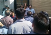 تجمع مردمی مقابل استانداری سمنان در اعتراض به دفن مجدد زباله در شمال مهدی‌شهر+تصویر