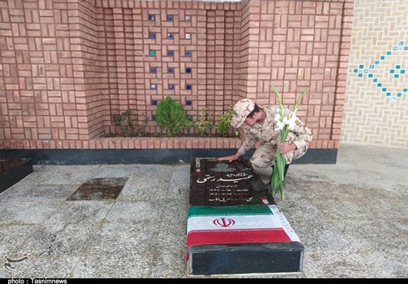 تهران| غبارروبی گلزار شهدای شهرستان دماوند به روایت تصویر