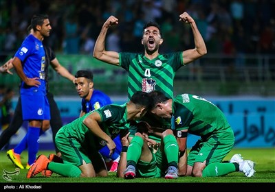 شادی بازیکنان تیم فوتبال ذوب آهن اصفهان پس از به ثمر رساندن گل
