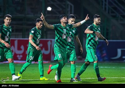 شادی بازیکنان تیم فوتبال ذوب آهن اصفهان پس از به ثمر رساندن گل